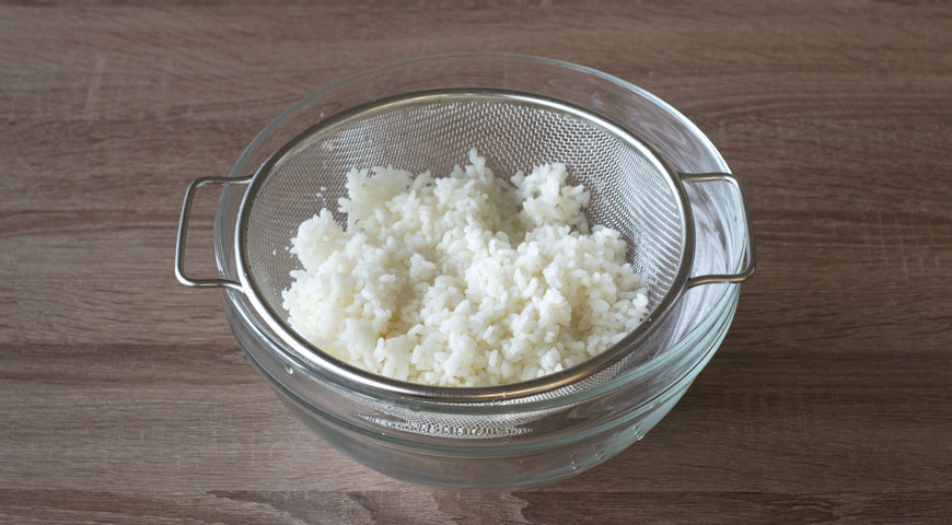 Салат с рисом, кукурузой и крабовыми палочками, сварите рис