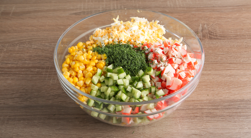 Салат с капустой, кукурузой и крабовыми палочками, смешайте ингредиенты