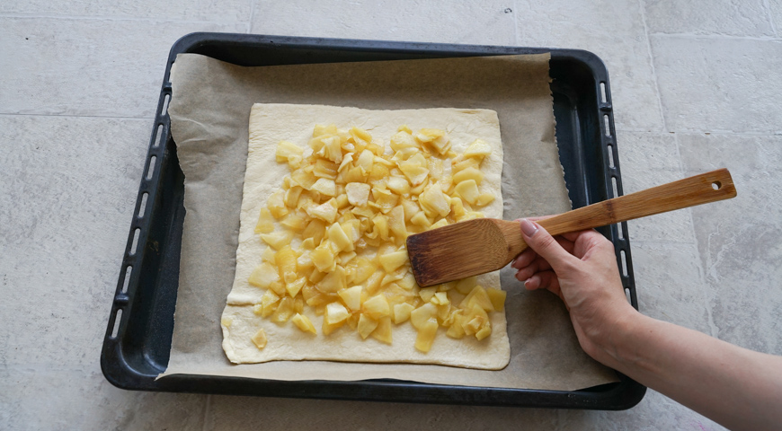 Быстрый яблочный пирог, выложите яблоки на тесто