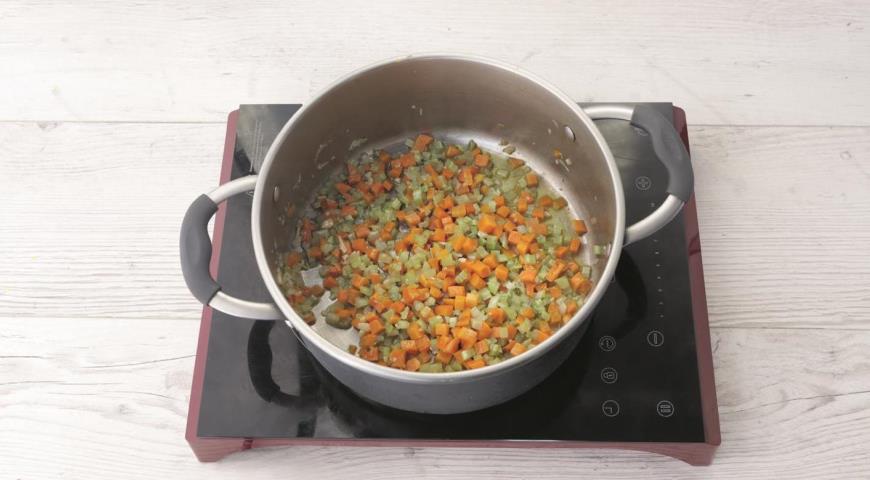Фото приготовления рецепта: Суп из трески с картофелем и помидорами, шаг №1