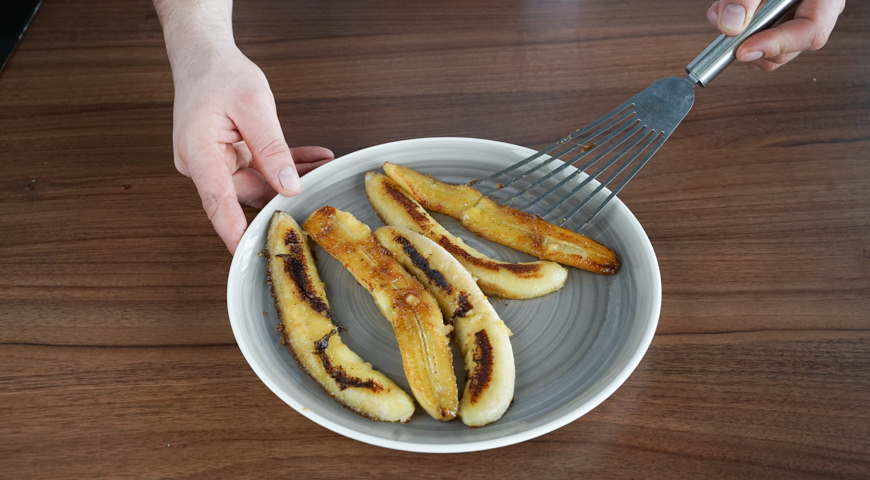 Жареные бананы в карамельном соусе, выложите бананы на тарелку