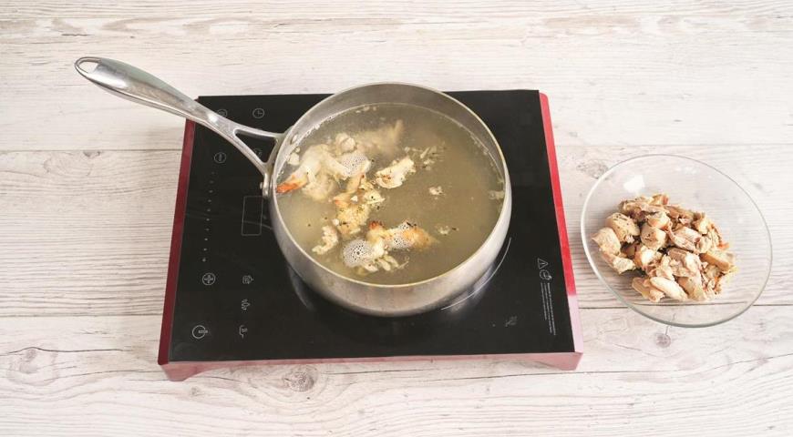Фото приготовления рецепта: Быстрые щи из капусты с курицей-гриль, шаг №1