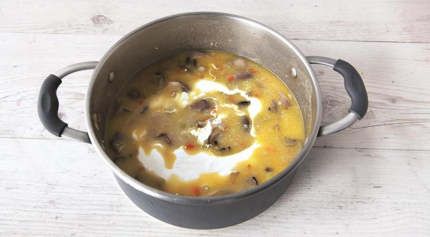 Фото приготовления рецепта: Сливочный суп с пшеном и вешенками, шаг №8