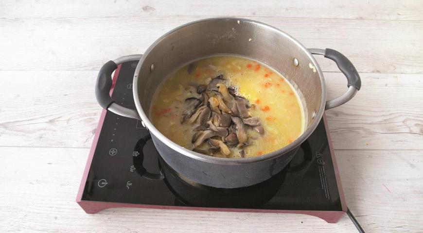 Фото приготовления рецепта: Сливочный суп с пшеном и вешенками, шаг №7