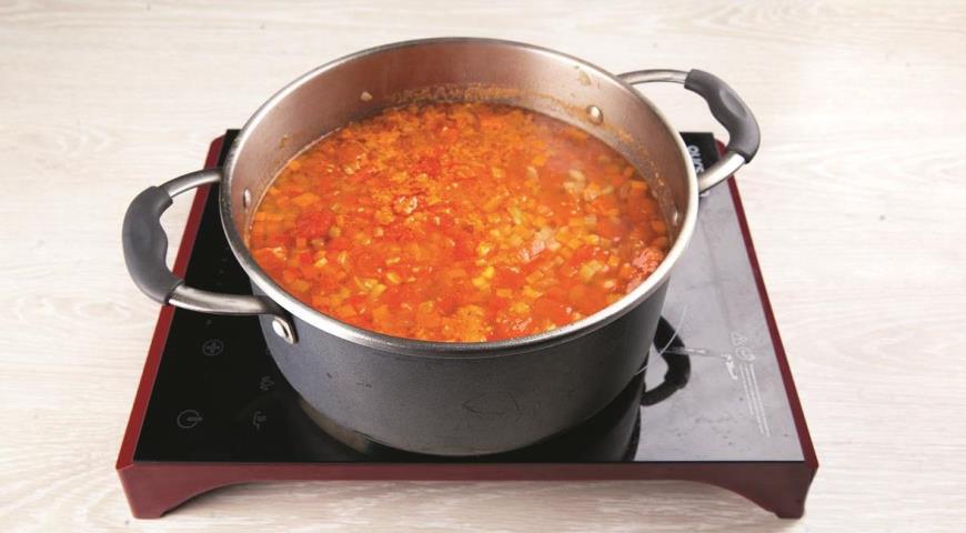 Фото приготовления рецепта: Суп с фрикадельками и фасолью, шаг №7