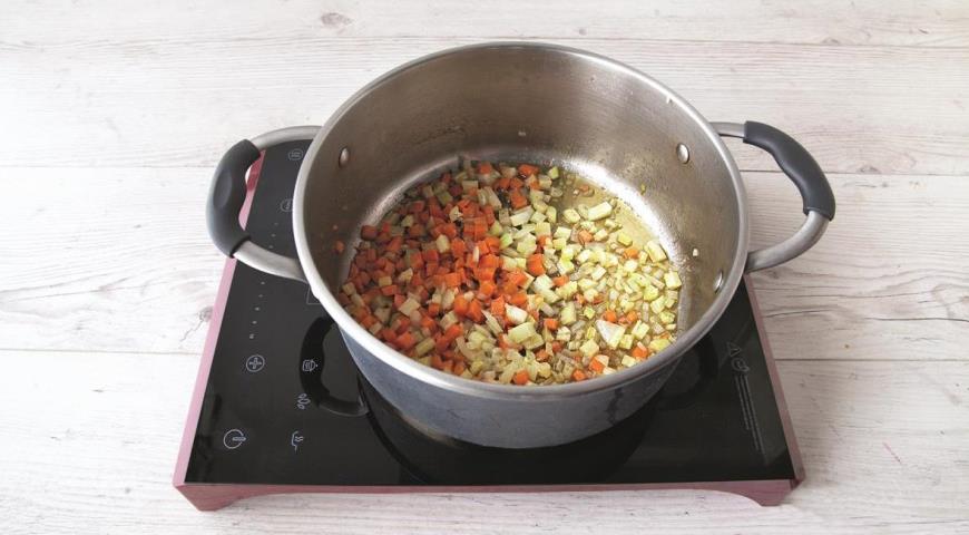 Фото приготовления рецепта: Сливочный суп с пшеном и вешенками, шаг №3