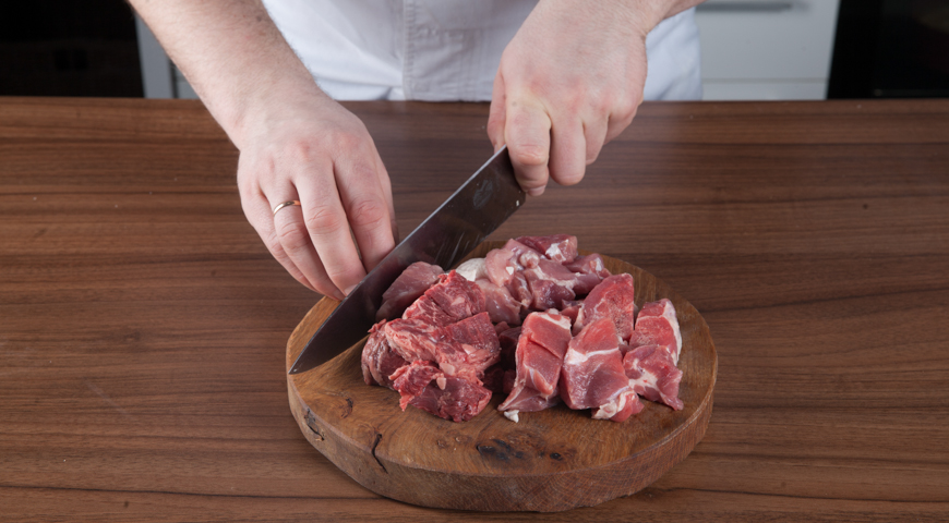 Сибирские пельмени, мясо нарежьте острым ножом