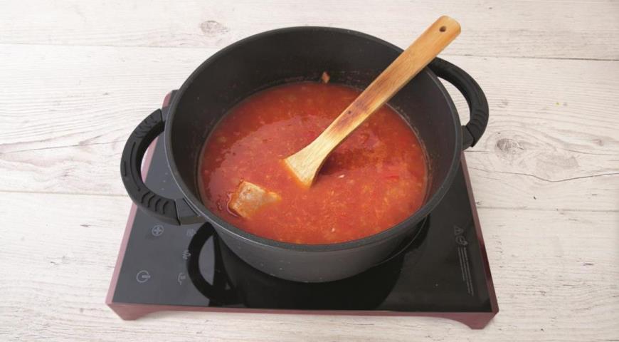 Фото приготовления рецепта: Острый рыбный суп, шаг №7