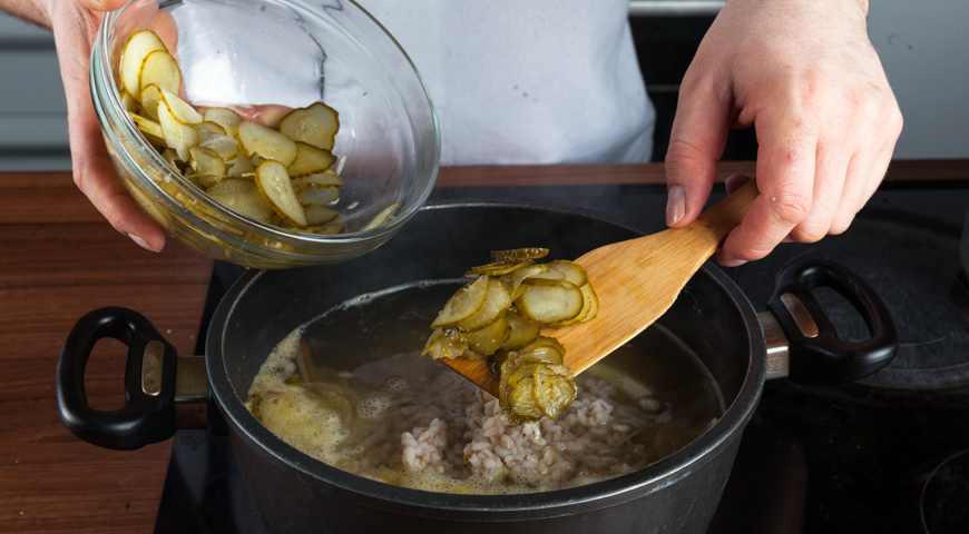 Классический рецепт рассола с перловкой и огурцами с говядиной пошагово с фото в томатной пасте