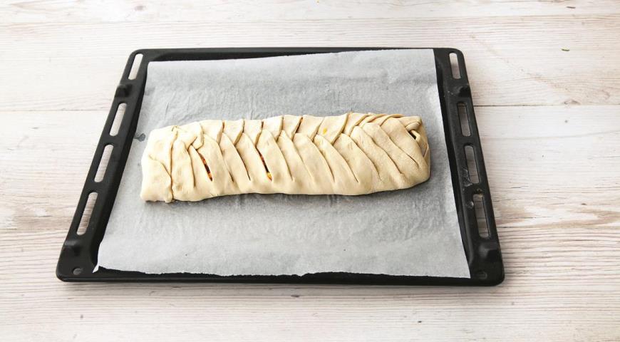 Фото приготовления рецепта: «Коса» с омлетом, ветчиной и сыром, шаг №10