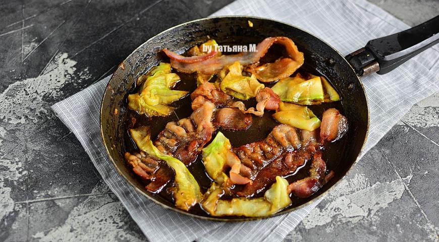Фото приготовления рецепта: Фунчоза с беконом, кабачками и имбирем, шаг №4