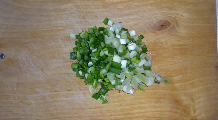 Фото приготовления рецепта: Салат из овощей и морского коктейля, шаг №5