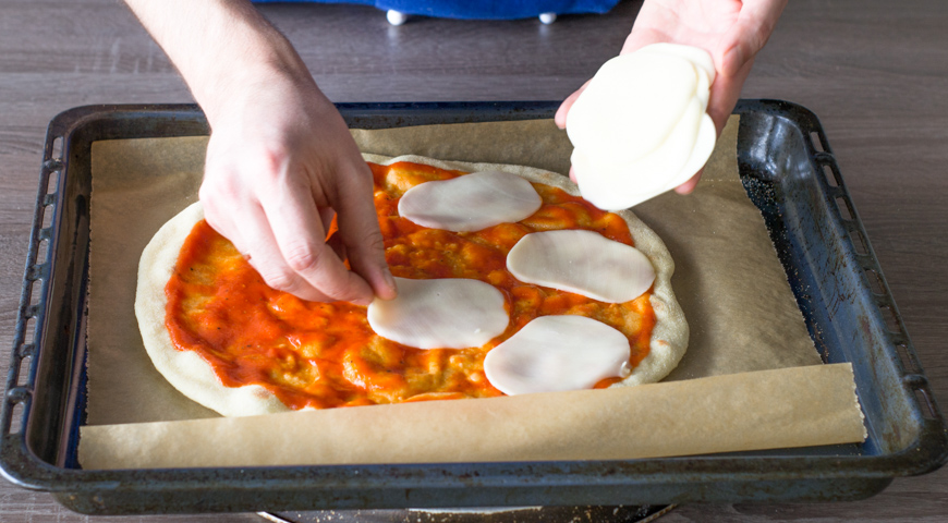 Пицца Маргарита, смажьте основу томатным соусом
