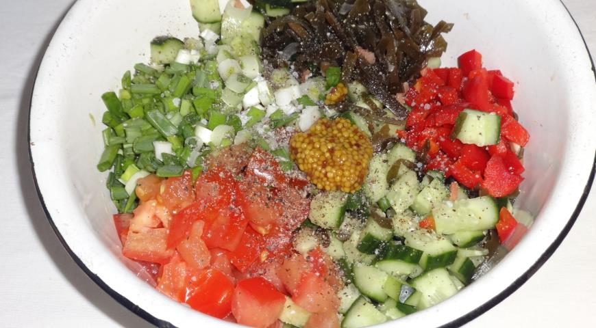 Фото приготовления рецепта: Салат из овощей и морского коктейля, шаг №6