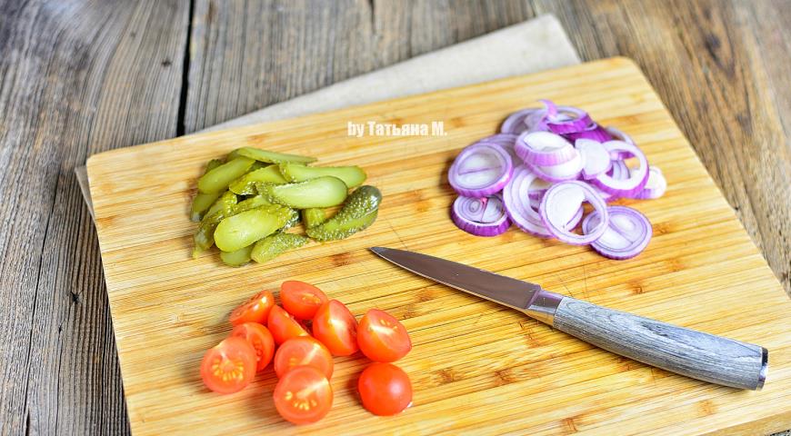 Режем огурцы, лук и помидоры для салата
