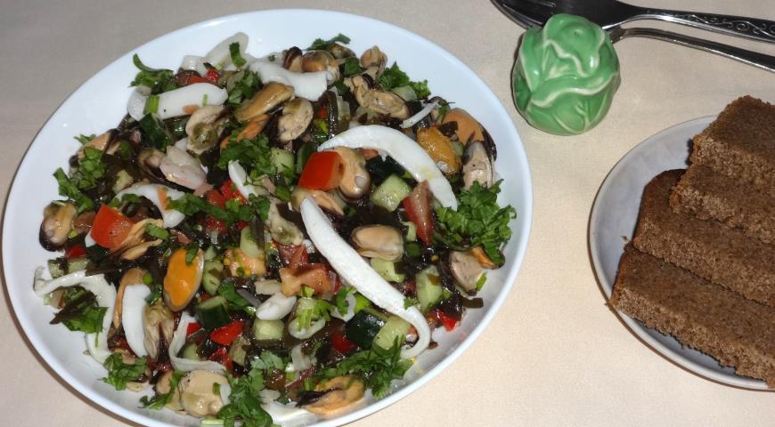 Фото приготовления рецепта: Салат из овощей и морского коктейля, шаг №7