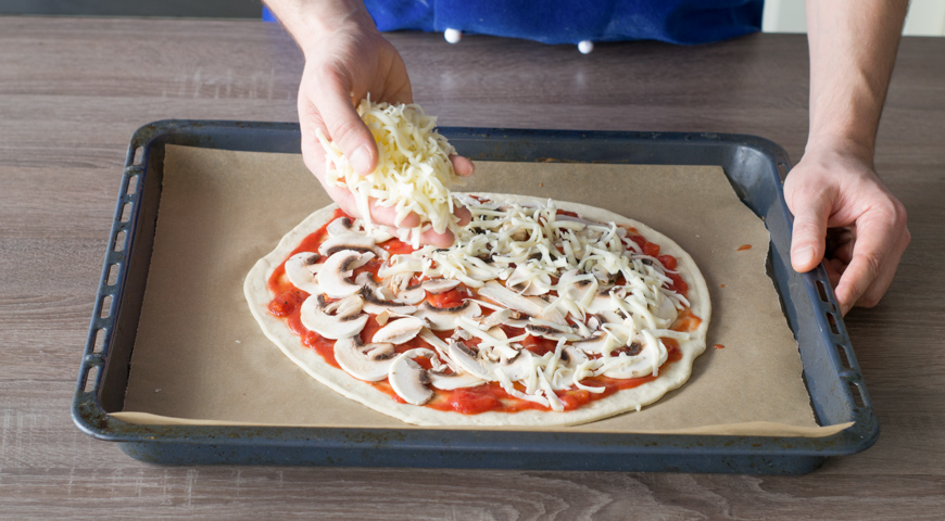 Пицца с грибами, грибы выложите на пиццу