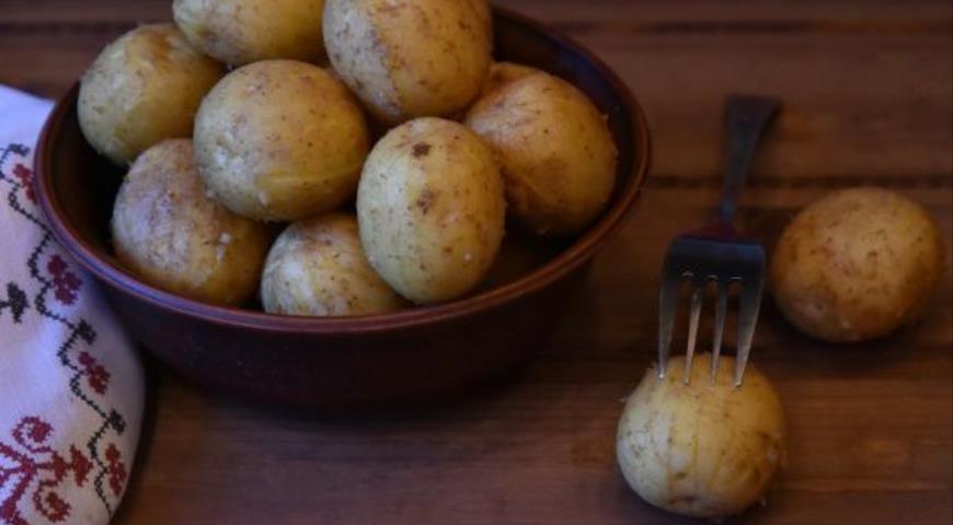 Картофель с тонкой кожурой царапаем вилкой