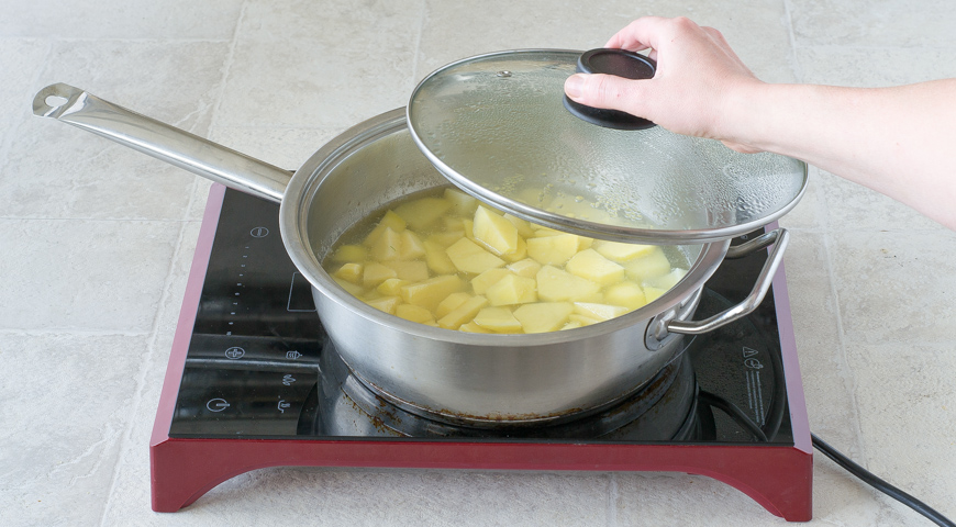 Картошка в сметане, варите картошку 5 минут