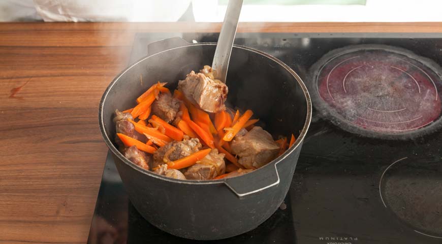 Чайханский плов, добавьте лук, мясо и морковь