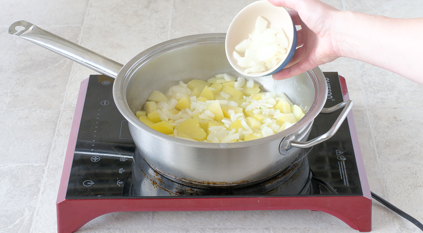 Картошка в сметане, добавьте лук