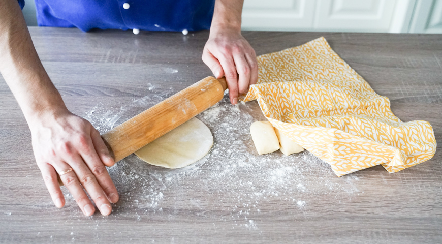 Жареные пирожки с капустой, раскатайте тесто
