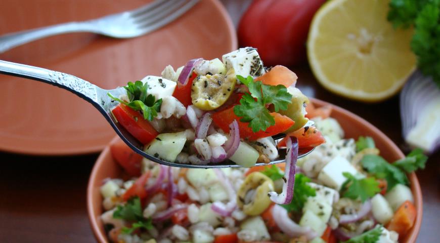 Греческий салат с перловкой 2
