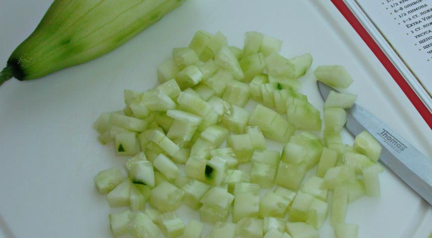 Фото приготовления рецепта: Греческий салат с перловкой, шаг №4