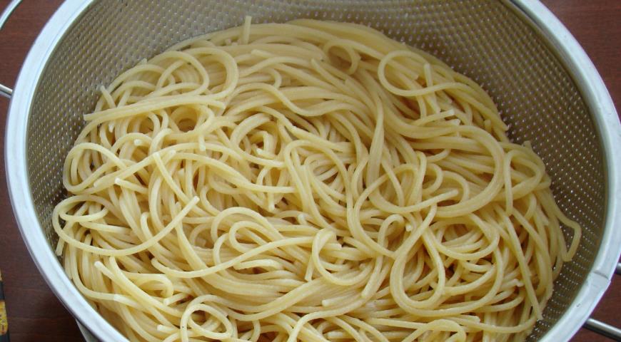 Фото приготовления рецепта: Спагетти с белым вином и креветками, шаг №7
