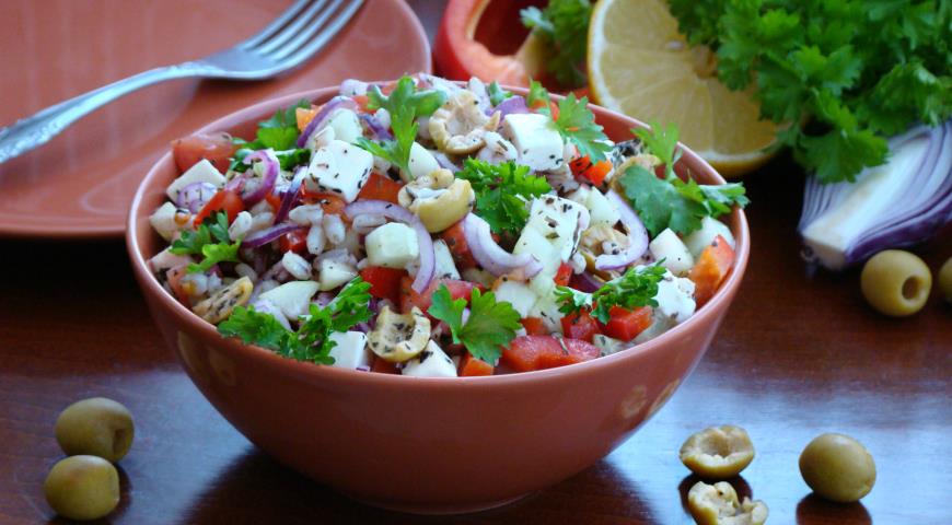 Фото приготовления рецепта: Греческий салат с перловкой, шаг №9