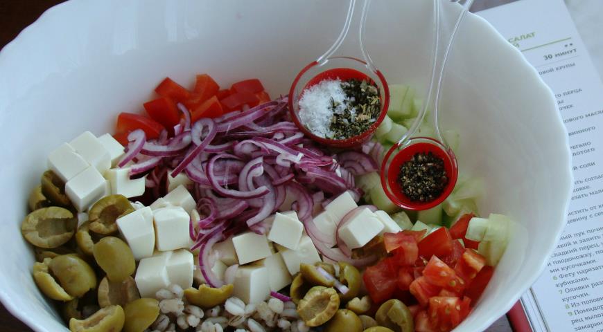 Фото приготовления рецепта: Греческий салат с перловкой, шаг №8