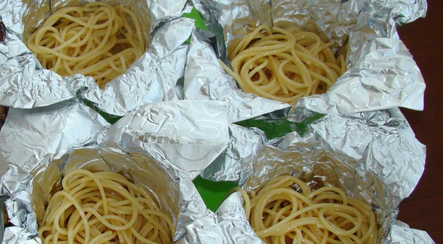 Фото приготовления рецепта: Спагетти с белым вином и креветками, шаг №8
