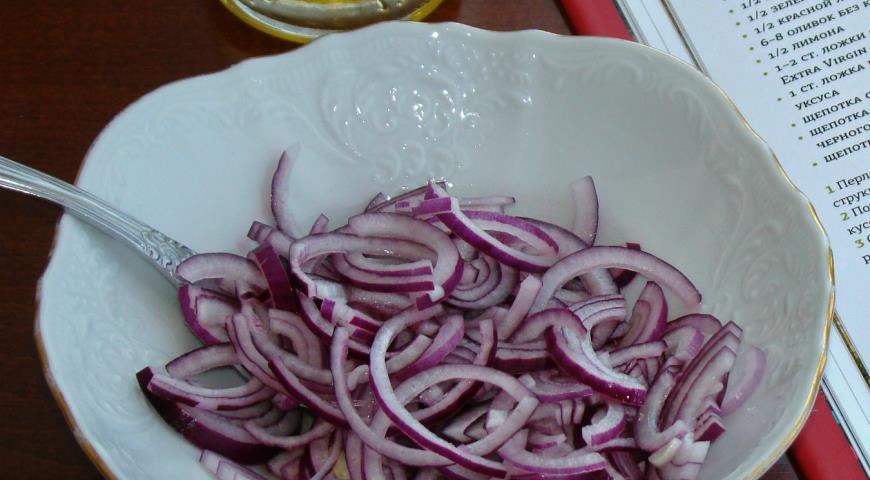 Фото приготовления рецепта: Греческий салат с перловкой, шаг №3