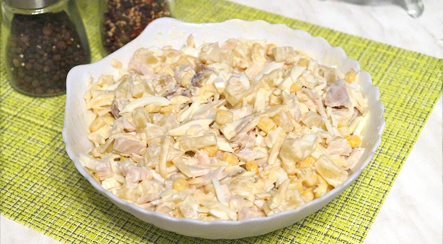 Фото приготовления рецепта: Салат с копченой курицей, ананасами и кукурузой, шаг №6
