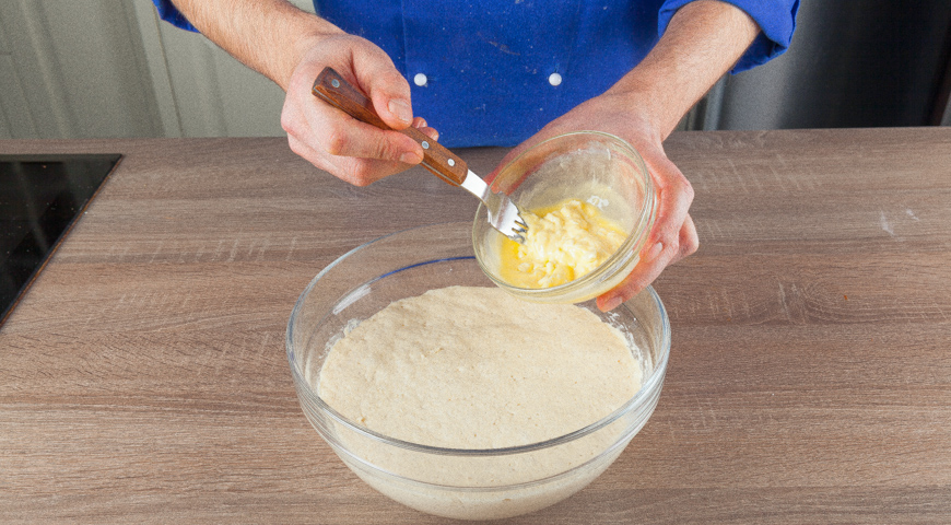 Дрожжевой пирог с творогом и сыром, добавьте сливочное масло в опару