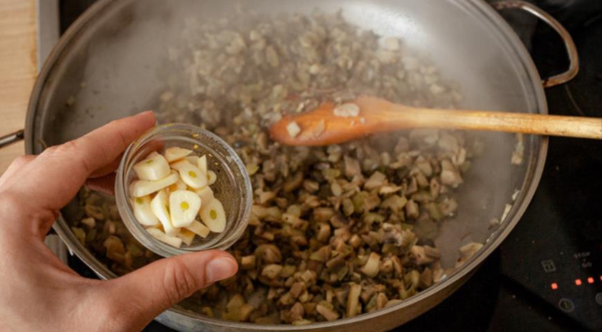 Фото приготовления рецепта: Ракушки с грибами и маслинами, шаг №4