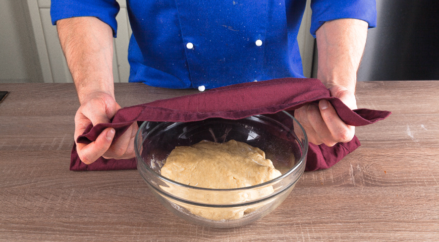 Дрожжевой пирог с творогом и сыром, накройте тесто полотенцем