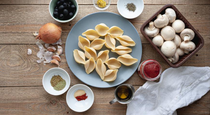 Фото приготовления рецепта: Ракушки с грибами и маслинами, шаг №1
