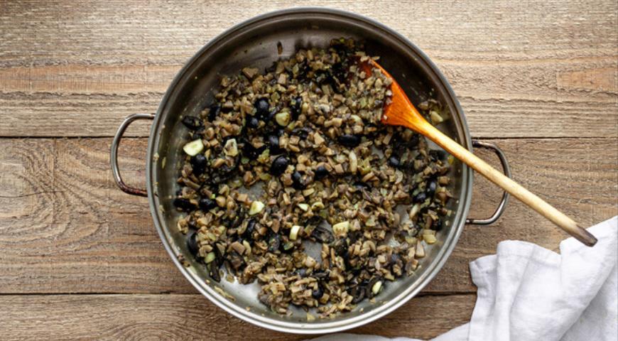 Фото приготовления рецепта: Ракушки с грибами и маслинами, шаг №6