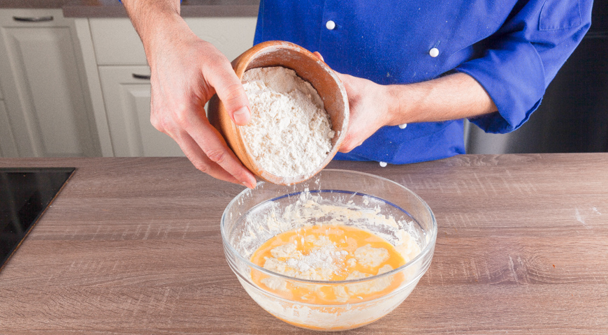 Дрожжевой пирог с творогом и сыром, добавьте яйца и муку к опаре
