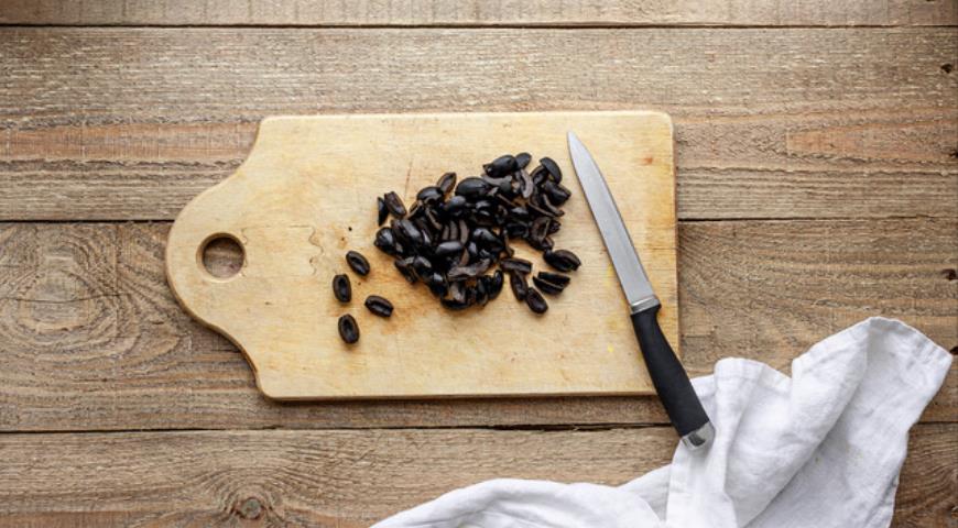 Фото приготовления рецепта: Ракушки с грибами и маслинами, шаг №5