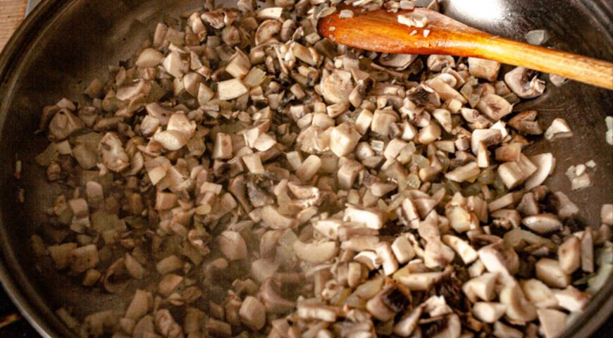 Фото приготовления рецепта: Ракушки с грибами и маслинами, шаг №3