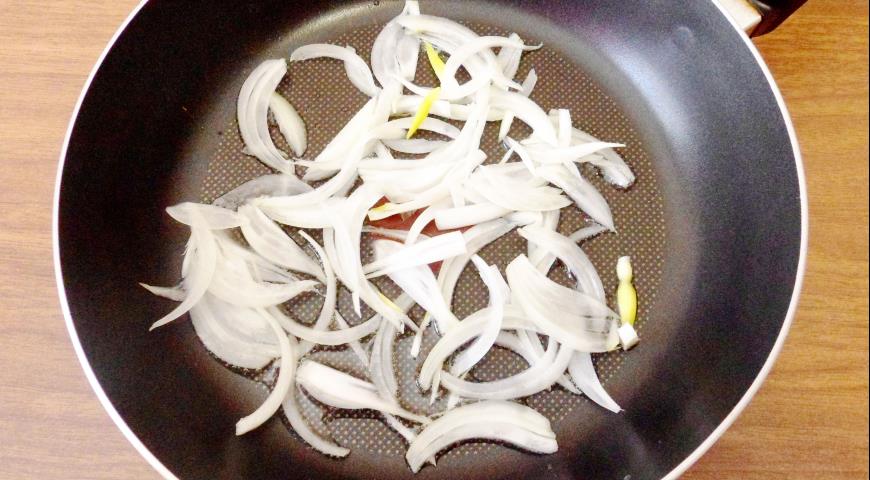 Фото приготовления рецепта: Запеченный лосось с цукини в сливочном соусе, шаг №5