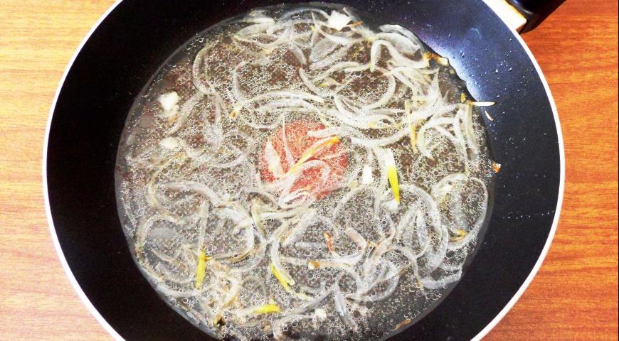 Фото приготовления рецепта: Запеченный лосось с цукини в сливочном соусе, шаг №6