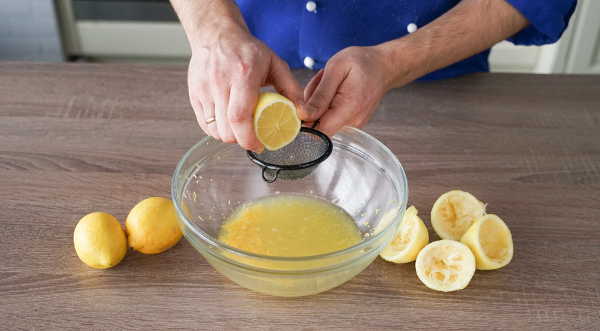 Лимонный пирог, выжмите сок из лимонов