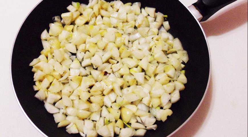 Фото приготовления рецепта: Рагу с фасолью и копчеными колбасками, шаг №3