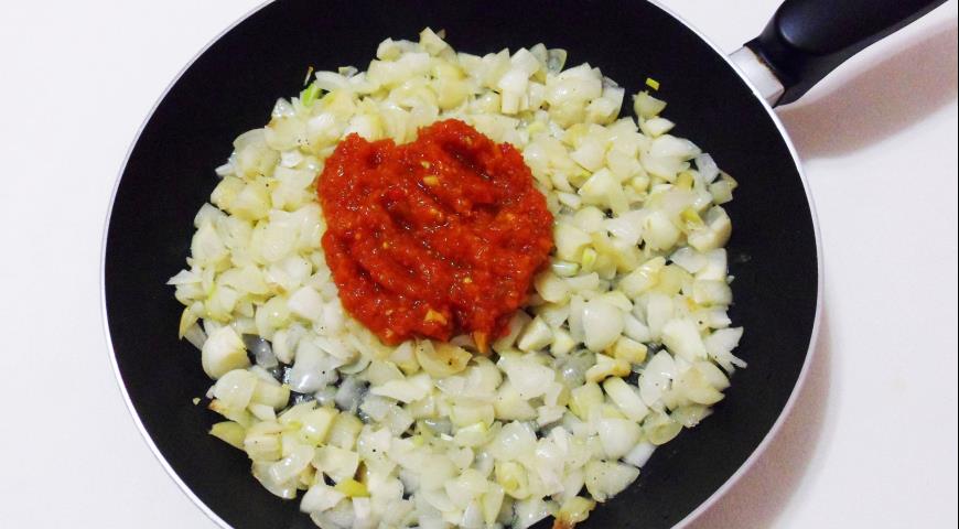 Фото приготовления рецепта: Рагу с фасолью и копчеными колбасками, шаг №4