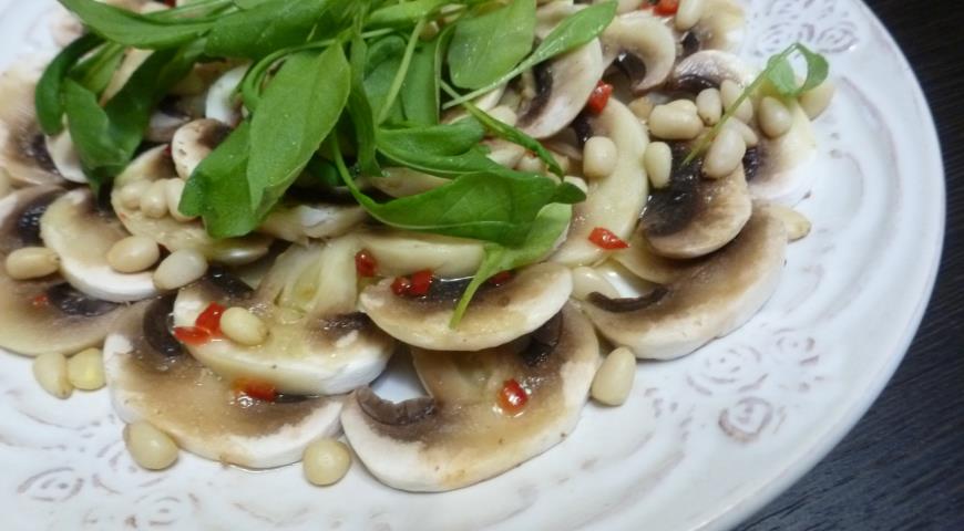 Фото приготовления рецепта: Салат из шампиньонов с кедровыми орешками под медовой заправкой, шаг №3