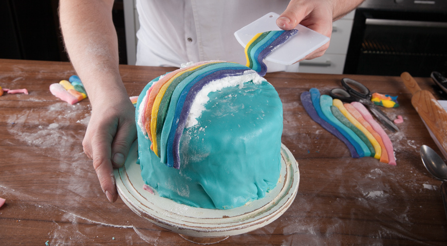 Торт Радуга, соберите из полос мастики радугу