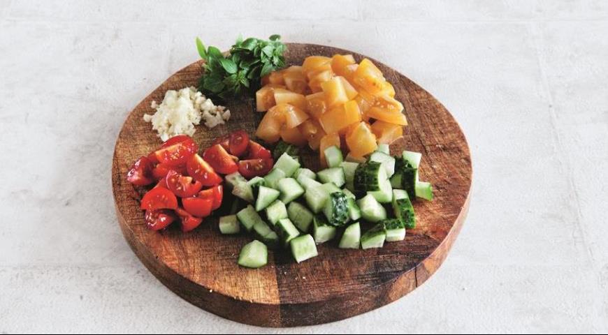 Фото приготовления рецепта: Салат c киноа и овощами, шаг №4